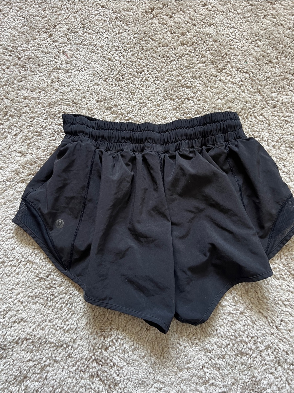 Lululemon Hotty Hot Short II *2.5" Black size 6 - Picture 3 of 3